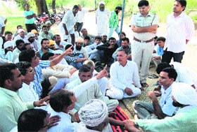 Farmers argue with a policeman during their protest against the alleged pilferage of water from the Southern Ghaggar Canal at Talwara Khurd village in Sirsa on Sunday