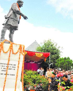 Chief Minister Virbhadra Singh pays floral tributes to Dr YS Parmar on the Ridge in Shimla on Sunday