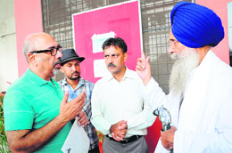 Former DGP (Jails) Shashi Kant (left) and former jathedar Giani Kawal Singh during a seminar on drug de-addiction in Amritsar on Monday.