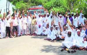 Villagers block traffic near Ellenabad in Sirsa on Monday.