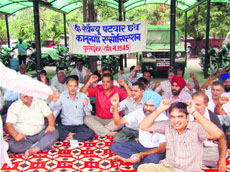 Patwaris and kanungos demonstrate in front of the mini-secretariat in Kurukshetra. 