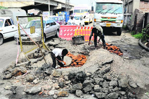 Work in progress on NH-I at Ludhianas Sherpur Chowk hampers traffic flow. 