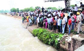 People fish out a body from Sidhwan canal in Ludhiana