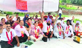 Teachers of aided schools hold a protest at the Mini-Secretariat in Ludhiana