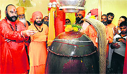 Mahant Deependra Giri performs Chhari Mubarak puja at the Shankaracharya temple in Srinagar on Tuesday