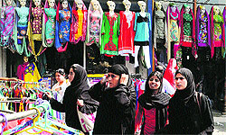 People throng markets in Srinagar ahead of Eid-ul-Fitr