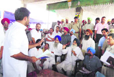 Amrinder Singh Raja Warring, Congress MLA from Gidderbaha, argues with Chief Minister Parkash Singh Badal during Sangat Darshan at a Muktsar village on Tuesday. 