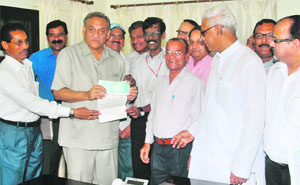 Members of the All-India State Government Employees Federation present a cheque for Rs 50 lakh to Chief Minister Vijay Bahuguna for disaster relief in Dehradun on Wednesday. 