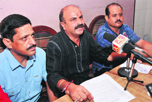 Yudhvir Sethi, BJP in-charge of Jammu-Poonch parliamentary constituency, addresses mediapersons in Jammu on Wednesday. 