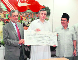 JK Bank chairman presents a dividend cheque for Rs 128.88 crore to CM Omar Abdullah in Srinagar. 