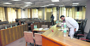 There were moments during the MC House meeting on Thursday when there was no one with Mayor Subhash Chawla, be it the opposition councillors or Congress members. 