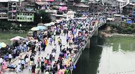 Shoppers throng markets in Srinagar ahead of Eid-ul-Fitr.
