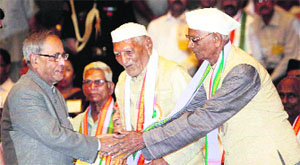 President Pranab Mukherjee meets freedom fighters at Rashtrapati Bhawan in New Delhi on the 71st anniversary of the Quit India Movement.
