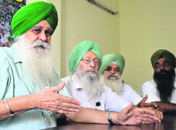 Ajmer Singh Lakhowal, president, Bharti Kisan Union (Lakhowal), addresses mediapersons in Ludhiana. 