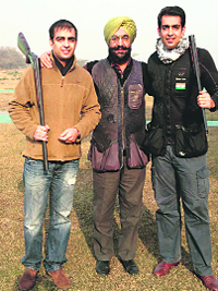 Gurbir Singh (C) with sons Manavjit Singh (R) and Karanjit Singh Tribune photo: Manas Ranjan Bhui