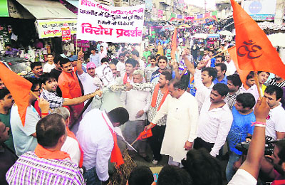 Activists of the Vishwa Hindu Parishad hold a protest against the Jammu and Kashmir Government in Gurgaon on Sunday.