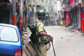 Para-military personnel maintain tight vigil at Rehari Market
