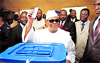 Malis presidential candidate Ibrahim Boubacar Keita casts his vote in Bamako on Sunday