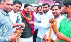 Former Uttarakhand Chief Minister Ramesh Pokhriyal Nishank is welcomed by party activists on way to Doiwala in Haridwar on Monday.