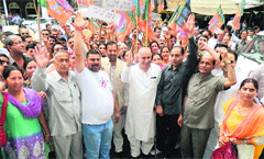 BJP senior leaders and workers protest against the UPA in Mandi on Monday. Photo: Jai Kumar
