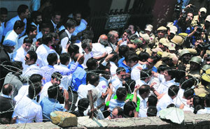 The police prevents lawyers from holding a protest in Srinagar on Monday. 