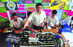 A student explains the working of a model prepared by his team.