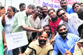 A Seemandhara activist gets his head shaved against bifurcation of Andhra Pradesh at Rajamundhary on Monday. 