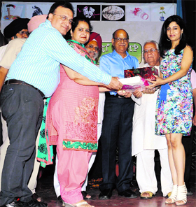 Charoo Kapoor being felicitated by the artistes association of the city.