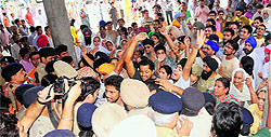 The deceased womans relatives force their entry into the GMSH-16 Emergency block on Tuesday