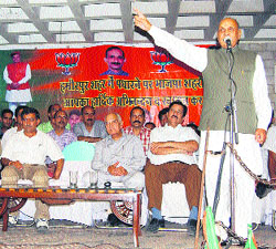 Former Chief Minister PK Dhumal addresses BJP workers at Gandhi Chowk in Hamirpur on Thursday.