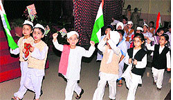Students of Police DAV Public School celebrate Independence Day