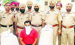 The accused with seized poppy husk in Khamano police custody