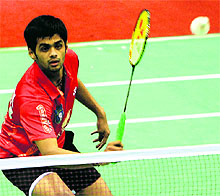 Sai Praneeth smashed his way to a 21-16, 21-20 victory over Tien Minh Nyugen of Vietnam to give Delhi Smashers a 1-0 lead
