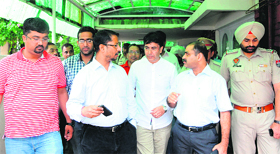 Police Commissioner Ram Singh and Cabinet Minister Anil Joshi talk to Dr Sanjay Arora about the robbery bid incident in Amritsar on Friday.