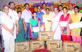 Senior BJP leader Laxmi Kanta Chawla distributes sewing machines among girl students in Amritsar.