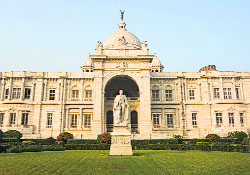 Grand buildings like the Victoria Memorial bring back Raj memories.