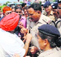 Vikram owners, protesting against the introduction of the token system on the Premnagar route, argue with police officials in Dehradun on Saturday. 