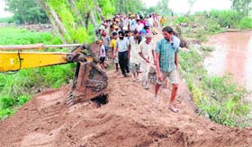 A JCB machine being used to repair the bank of Ravi river
