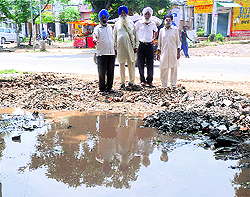 Water accumulates in Phase XI, Mohali, due to a broken pipeline