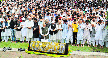 People offer prayers at the funeral of eminent cardiologist Dr Sheikh Jalal-ud-Din in Pampore, Pulwama, on Sunday. The doctor, who had sustained critical injuries in a militant attack on July 18, succumbed to his injuries on Saturday