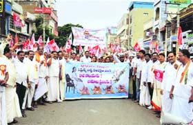 NGOs in Andhra Pradesh protest against the division of the state in Tirupati on Sunday