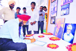 Milkha Singh writes a message during the chautha ceremony of DP Azad at Ramgarhia Bhawan, Sector 27, in Chandigarh on Monday. 