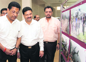Uttarakhand Congress vice-president Suryakant Dhasmana inaugurates a photo exhibition in Dehradun on Monday. 