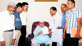 Ragunath Singh Negi, president of the Jan Sangharsh Morcha, presents a memorandum of demands to Governor Aziz Qureshi in Dehradun on Monday.