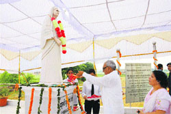 Chief Minister BS Hooda pays floral tributes to Subhashini Devi on her 99th birth anniversary on the premises of BPS women university, Khanpur Kalan.