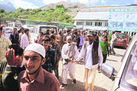 People head for an election rally in Drass on Monday. 