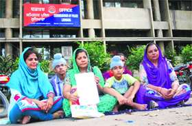 Bhupinder Kaur, along with her relatives and children, stages a dharna outside the Police Commissioners office in Ludhiana.
