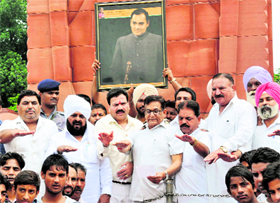 Congress leaders and workers take oath after paying floral tributes to former Prime Minister Rajiv Gandhi at Jallianwala Bagh on his 69th birth anniversary in Amritsar on Tuesday.
