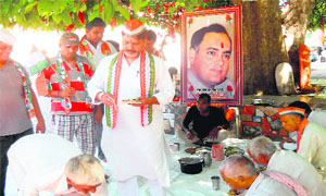 Congress activists offer food to the poor on the 69th birth anniversary of Rajiv Gandhi  in Haridwar on Tuesday. 