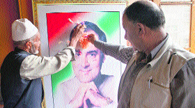 Local Congress leaders pay tribute to former Prime Minister Rajiv Gandhi on his birth anniversary, in Srinagar on Tuesday.